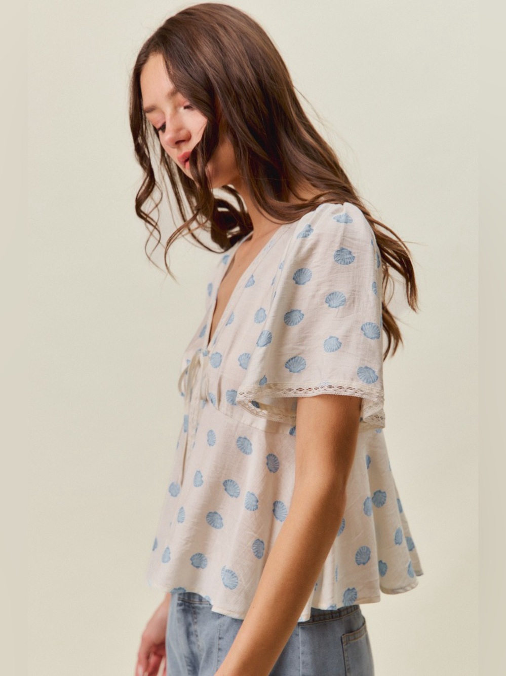 SO ME Shell Print Tie Front Flutter Sleeves Blouse Top - Picture 2 of 16